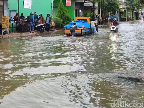 Banjir di jalur alternatif Pantura di Jalan Raya Onggorawe Desa Prampelan, Kecamatan Sayung, Demak, Jumat (15/3/2024) pagi.