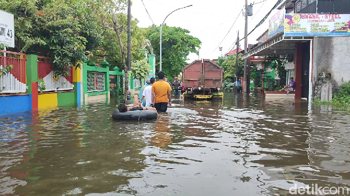 Banjir di Kecamatan Genuk, Kota Semarang, Jumat (15/3/2024).