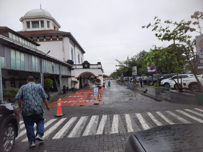 Banjir di sejumlah titik yang melanda Kota Semarang akibat tingginya curah hujan mulai surut.