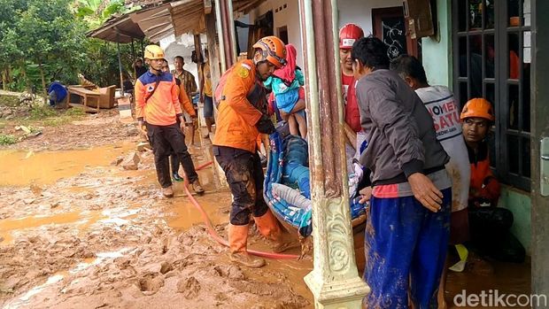 Suasana usai banjir bandang banjir bandang di Desa Wangandowo Kecamatan Bojong Kabupaten Pekalongan, Jumat (15/3/2024).