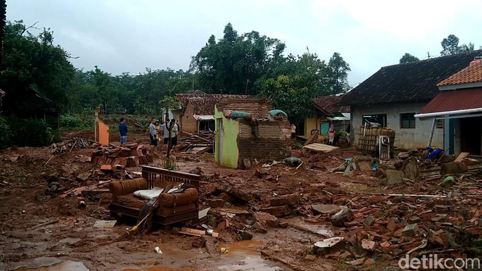 Suasana usai banjir bandang banjir bandang di Desa Wangandowo Kecamatan Bojong Kabupaten Pekalongan, Jumat (15/3/2024).