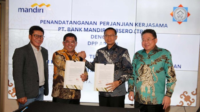 Bank Mandiri-APERSI Teken Kerja Sama untuk Dorong KPR FLPP SEVP Micro & Consumer Finance Bank Mandiri Saptari, Ketua Umum Asosiasi Pengembang Perumahan dan Permukiman Seluruh Indonesia (APERSI) Junaidi Abdillah, Direktur Jaringan & Retail Banking Bank Mandiri Aquarius Rudianto dan Sekjen APERSI Daniel Djumali sedang berbincang usai penandatanganan perjanjian kerjasama di Jakarta, Jumat (15/3) untuk mempermudah akses kepemilikan rumah bagi nasabah Bank Mandiri.