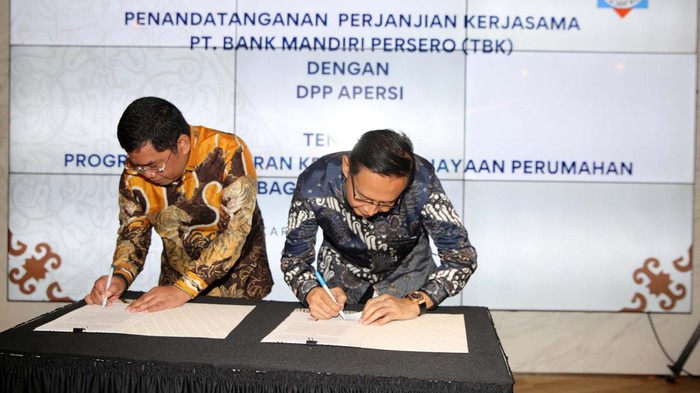 SEVP Micro & Consumer Finance Bank Mandiri Saptari, Ketua Umum Asosiasi Pengembang Perumahan dan  Permukiman Seluruh Indonesia (APERSI) Junaidi Abdillah, Direktur Jaringan & Retail Banking Bank Mandiri Aquarius Rudianto dan Sekjen APERSI Daniel Djumali sedang berbincang usai penandatanganan perjanjian kerjasama di Jakarta, Jumat (15/3) untuk mempermudah akses kepemilikan rumah bagi nasabah Bank Mandiri.