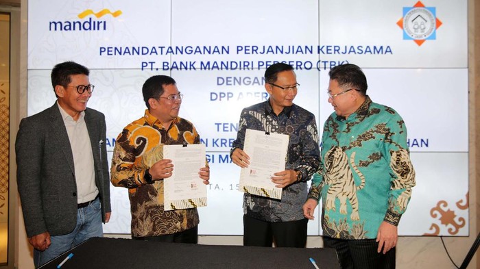 SEVP Micro & Consumer Finance Bank Mandiri Saptari, Ketua Umum Asosiasi Pengembang Perumahan dan  Permukiman Seluruh Indonesia (APERSI) Junaidi Abdillah, Direktur Jaringan & Retail Banking Bank Mandiri Aquarius Rudianto dan Sekjen APERSI Daniel Djumali sedang berbincang usai penandatanganan perjanjian kerjasama di Jakarta, Jumat (15/3) untuk mempermudah akses kepemilikan rumah bagi nasabah Bank Mandiri.