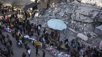 Warga Palestina membeli makanan di pasar lokal di Rafah, Jalur Gaza, Kamis, 14 Maret 2024.