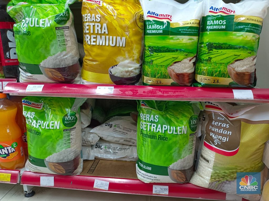 Stok beras di Alfamart, Sabang, Jakarta Pusat terpantau melimpah, Kamis (14/3/2024).