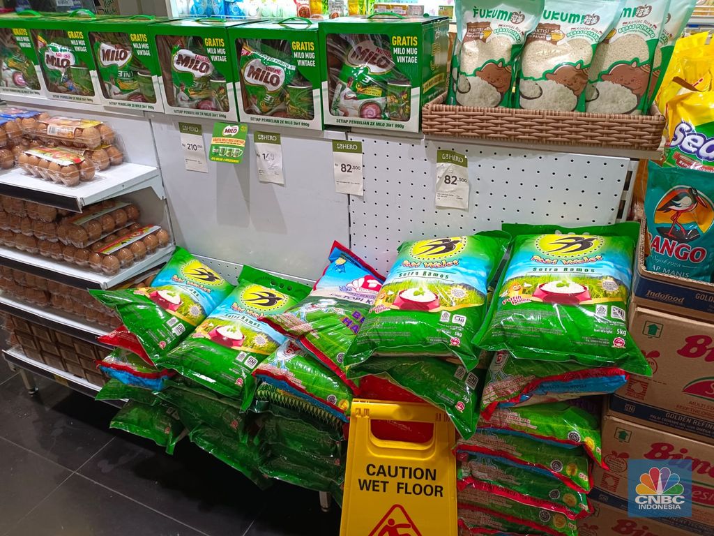 Stok beras di Alfamart, Sabang, Jakarta Pusat terpantau melimpah, Kamis (14/3/2024).