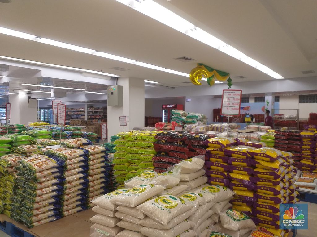 Terpantau beras menumpuk di gerai Diamond Supermarket, Bekasi, Kamis (14/3/2024).