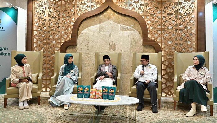 Donasi 50.000 paket buka puasa gratis yang secara simbolis diserahkan oleh Amaryllis Esti Wijono selaku Direktur Nutrition Unilever Indonesia kepada H. Rizaludin Kurniawan, S.Ag., M.Si., CFRM. selaku Pimpinan Bidang Pengumpulan BAZNAS RI, disertai penyerahan paket buka puasa gratis yang diberikan kepada Prof. Dr. KH. Nasaruddin Umar, MA selaku Imam Besar Masjid Istiqlal, di Masjid Istiqlal, Jumat (15/3/2024).