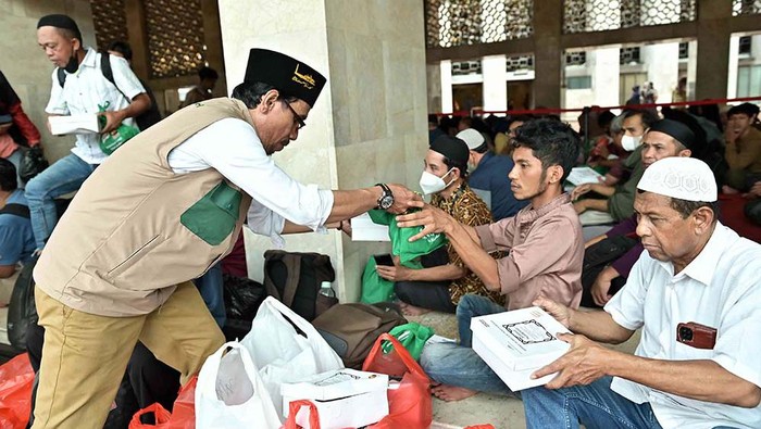 Donasi 50.000 paket buka puasa gratis yang secara simbolis diserahkan oleh Amaryllis Esti Wijono selaku Direktur Nutrition Unilever Indonesia kepada H. Rizaludin Kurniawan, S.Ag., M.Si., CFRM. selaku Pimpinan Bidang Pengumpulan BAZNAS RI, disertai penyerahan paket buka puasa gratis yang diberikan kepada Prof. Dr. KH. Nasaruddin Umar, MA selaku Imam Besar Masjid Istiqlal, di Masjid Istiqlal, Jumat (15/3/2024).