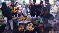 Sejak sore mereka mengantir untuk berburu menu untuk buka puasa.