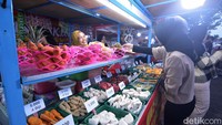 Ragam takjil dijual di bazar ini.