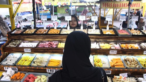 Berburu Takjil di Bazar Ramadan Masjid Al Akbar Surabaya
