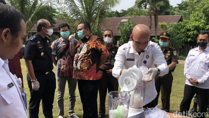 BNN Sumbar musnahkan sabu dan ganja hasil penangkapan. (Foto: M.Afdal Afrianto).
