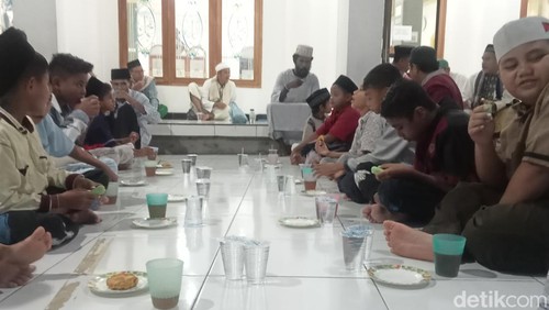 Suasana buka bersama di Masjid Jami Al Amin Larantuka, Kamis (15/3/2024).