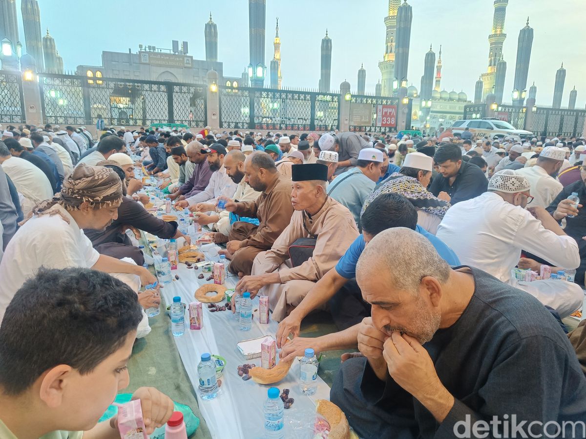 https://awsimages.detik.net.id/community/media/visual/2024/03/15/buka-puasa-di-madinah-1.jpeg?w=1200