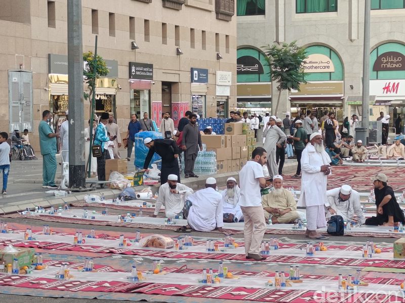 Buka Puasa di Madinah
