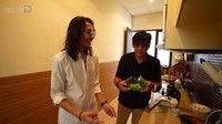 Rupanya area dapurnya itu merupakan dapur bersih. Di bagian belakang ada dapur kotor yang lebih sering dipakai untuk memasak oleh asisten rumah tangganya.  Foto: YouTube Taulany TV