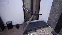 Yang membuat salah fokus adalah, adanya treadmil di dapur Ello. Ello mengatakan kerap berolahraga setelah makan. Foto: YouTube Taulany TV