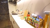 Ada keranjang khusus yang dipakai untuk menyimpan aneka bumbu masak. Talenan kayu pun bertengger dengan estetik di dapurnya. Foto: YouTube Taulany TV
