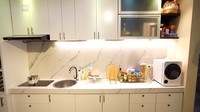 Untuk memasak, tersedia kompor listrik. Disampingnya ada wastafel hingga peralatan memasak lainnya yang tertata rapi. Foto: YouTube Taulany TV