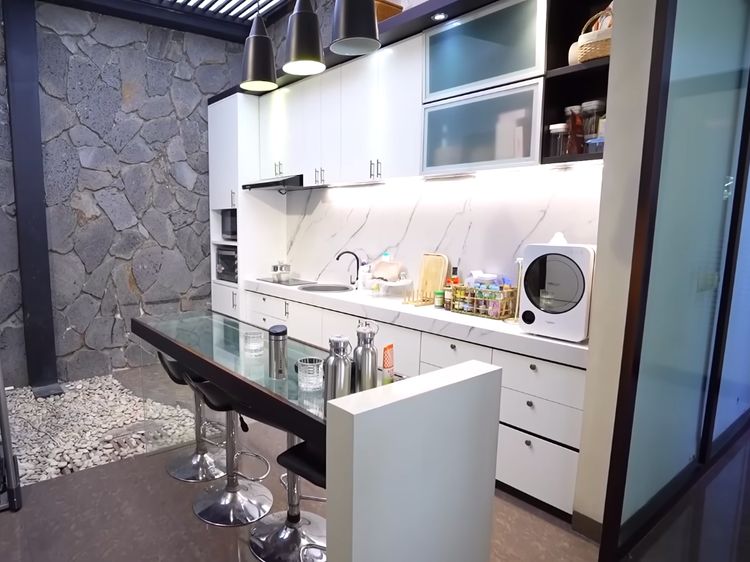 Bikin Salfok! Ada Treadmil di Dapur Ello Vokalis Dewa 19