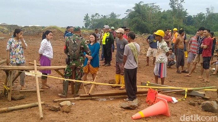 Demo warga terdampak banjir bandang di Kabupaten Pekalongan, Jumat (15/3/2024).