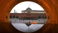 Urutan keenam Moskow, Rusia dengan waktu puasa 15 Jam 52 Menit. Meski di bagian utara lebih lama, tetapi pada 2024, waktu puasa sedikit lebih pendek dibanding tahun-tahun sebelumnya. Pengurangan durasi ini akan terus berlanjut hingga tahun 2031, yakni saat bulan Ramadan akan mencakup titik balik Matahari musim dingin (hari terpendek dalam setahun). AP/Alexander Zemlianichenko