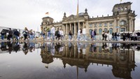 Urutan ketujuh Berlin, Jerman dengan waktu puasa 15 Jam 51 Menit. Sementara mereka yang tinggal di negara-negara paling utara, seperti Islandia atau Greenland, akan berpuasa lebih dari 17 jam. AP/Christoph Soeder