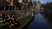 Urutan kesembilan Amsterdam, Belanda dengan waktu puasa 15 Jam 38 Menit. Hal tersebut juga memengaruhi waktu puasa yang dijalani. Jika di Indonesia waktu puasa bisa sekitar 13 jam, maka di tempat yang siang harinya lebih lama, bisa mencapai 17-20 jam (bergantung pada jenis musim yang sedang ada wilayah tersebut). AP/Peter Dejong