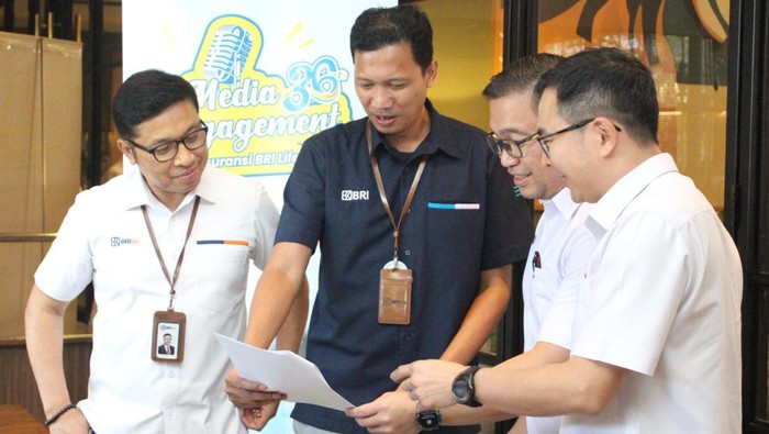 BRI Life terus bersinergi guna mendorong penguatan UMKM. Salah satunya melalui kolaborasi dengan agen BRILink yang melayani pembelian produk asuransi AMKKM.