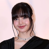 Wajah rapper asal Thailand ini tampak cantik dan segar dengan makeup bernuansa peach-pink. Blush on pink lembut membuat penampilannya terlihat makin manis. Foto: Han Myung-Gu/Getty Images