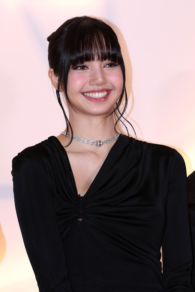 Tatanan rambut yang disanggul, poni jatuh ke depan dan beberapa helai rambut dibiarkan menjuntai, membingkai wajah Lisa dengan sempurna. Foto: Han Myung-Gu/Getty Images