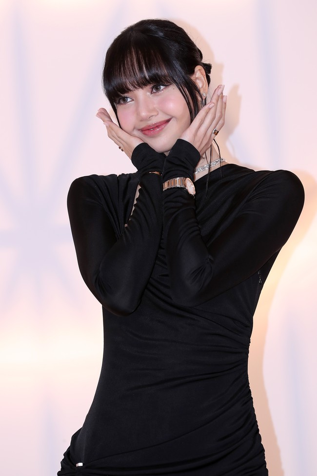 “Nona Lalisa, penampilan itu membuatku ‘jatuh’ (terkagum-kagum),” puji salah satu pengguna X. “Sepertinya kamu memiliki izin untuk membuat saya gila. Adakah yang bisa begitu cantik di dunia ini?” komentar netizen lain. Foto: Han Myung-Gu/Getty Images