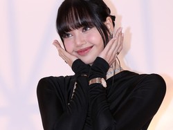 7 Pesona Lisa BLACKPINK di Acara Bulgari, Pasang Pose Aegyo Bikin Gemas