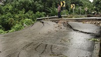 Jalan penghubung Liliba-Oebufu yang menjadi jalur utama warga dari sejumlah kelurahan ke Kota Kupang tersebut kembali rusak. 