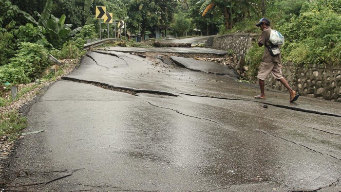 Ga Bahaya Ta? Jalan di Kupang Patah dan Bergelombang Warga melewati jalan rusak di Oebufu, Kecamatan Oebobo, Kota Kupang, NTT, Kamis (14/3/2024). Jalan penghubung Liliba-Oebufu yang menjadi jalur utama warga dari sejumlah kelurahan ke Kota Kupang tersebut kembali rusak, patah dan bergeser akibat adanya longsoran pascahujan dengan intensitas tinggi. ANTARA FOTO/Mega Tokan/sgd/rwa.