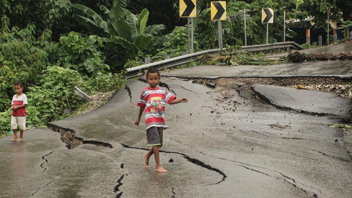 Ga Bahaya Ta? Jalan di Kupang Patah dan Bergelombang Warga melewati jalan rusak di Oebufu, Kecamatan Oebobo, Kota Kupang, NTT, Kamis (14/3/2024). Jalan penghubung Liliba-Oebufu yang menjadi jalur utama warga dari sejumlah kelurahan ke Kota Kupang tersebut kembali rusak, patah dan bergeser akibat adanya longsoran pascahujan dengan intensitas tinggi. ANTARA FOTO/Mega Tokan/sgd/rwa.