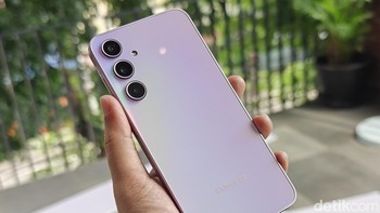 Bagian belakangnya berlapis kaca Gorilla Glass 5 dan sudah tersertifikasi IP67. Foto: Adi Fida Rahman/detikINET