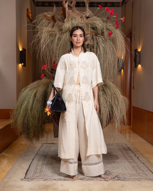 Desainer Sapto Djojokartiko mengemas busana Ramadan dan Lebaran 2024 dalam ide baru yang segar. Garis desain Sapto yang feminin tapi kontemporer, dengan bordiran khasnya nan memikat masih kental terasa. Namun, pendekatan Sapto kali ini lebih eksploratif dan menonjolkan estetika tailoring dalam gaya berpakaian tradisional. Foto: Sapto Djojokartiko.