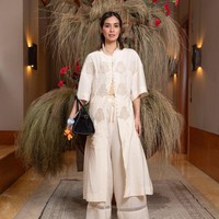 Desainer Sapto Djojokartiko mengemas busana Ramadan dan Lebaran 2024 dalam ide baru yang segar. Garis desain Sapto yang feminin tapi kontemporer, dengan bordiran khasnya nan memikat masih kental terasa. Namun, pendekatan Sapto kali ini lebih eksploratif dan menonjolkan estetika tailoring dalam gaya berpakaian tradisional. Foto: Sapto Djojokartiko.