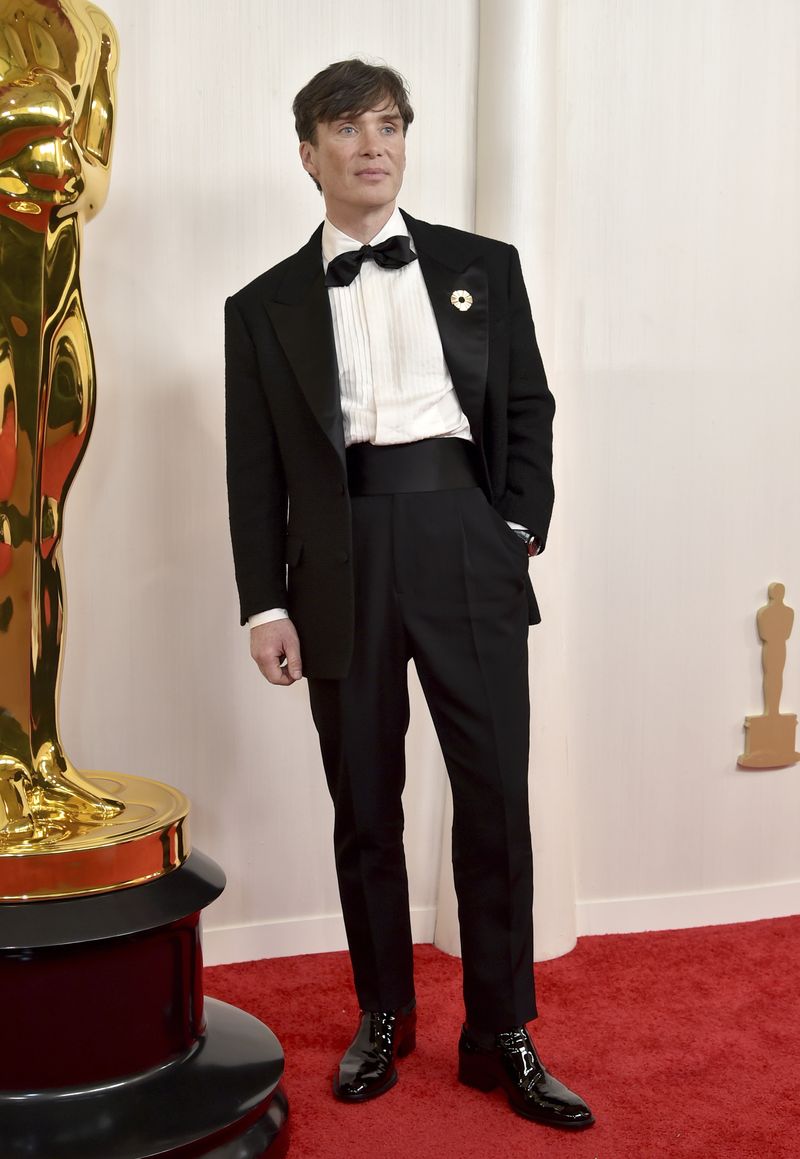 Gaya Cillian Murphy di Oscars 2024 Cillian Murphy arrives at the Oscars on Sunday, March 10, 2024, at the Dolby Theatre in Los Angeles. (Photo by Richard Shotwell/Invision/AP)