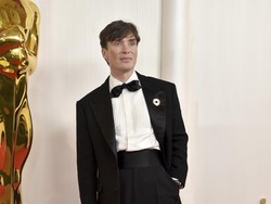 Cillian Murphy Jadi Wajah Baru Kampanye Versace Icons Pria