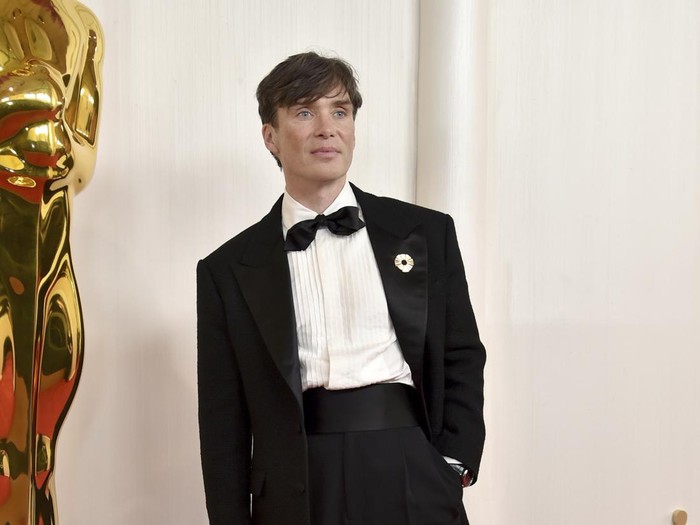 Gaya Cillian Murphy di Oscars 2024 Cillian Murphy arrives at the Oscars on Sunday, March 10, 2024, at the Dolby Theatre in Los Angeles. (Photo by Richard Shotwell/Invision/AP)