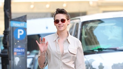 Foto: Kristen Stewart Santai Bergaya Pantless dengan Bawahan Mini Rp 19,5 Juta
