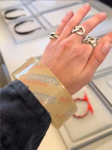 Gelang lakban Balenciaga.