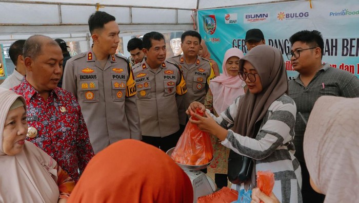 Gerakan pangan murah dan Jumat Berbagi Polres Jombang