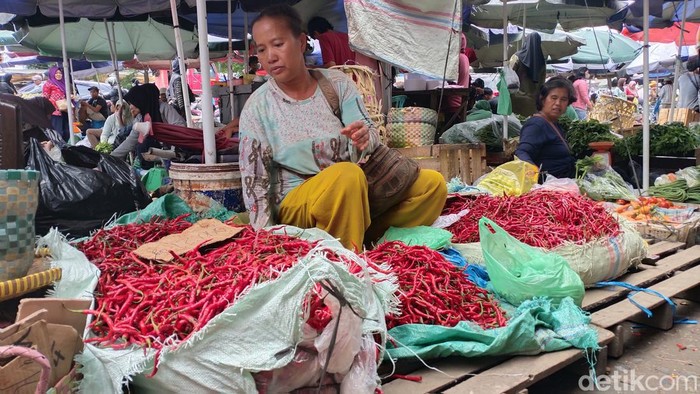 Harga cabai merah di pasar Lemabang mulai turun.