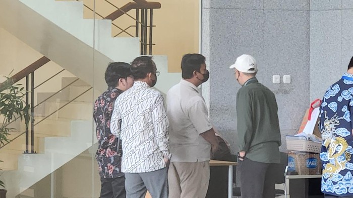 Hengki (kemeja putih-celana krem)/(Adrial/detikcom)