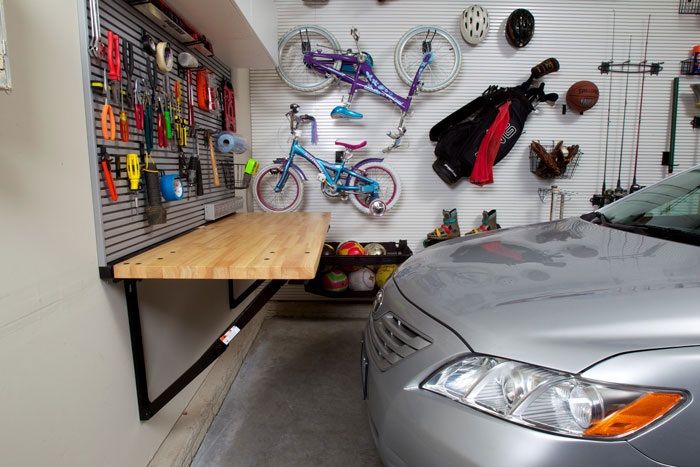 Garasi Mobil dan Gudang.